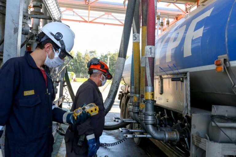 Los trabajadores de YPF acordaron un aumento salarial