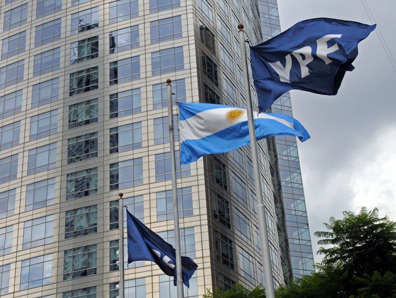 La calificadora de riesgo Moody’s Local también había subido la nota de YPF como emisor de largo plazo en moneda local de “A+” a “AA-”.