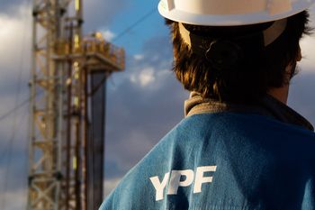 Estatización de YPF: jueza de EEUU falló a favor de fondos buitre contra Argentina