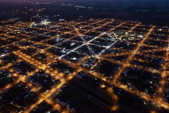 Henderson, cabecera de Hipólito Yrigoyen, desde el cielo nocturno. Henderson, cabecera de Hipólito Yrigoyen, desde el cielo nocturno.