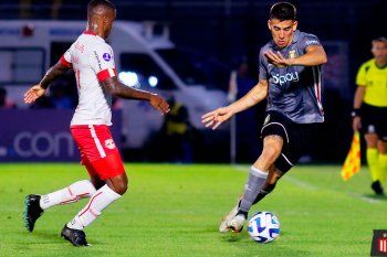 Zaid Romero, llevando la pelta en Estudiantes.
