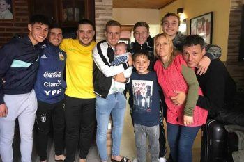 Franco Zapiola junto a la familia Ascacíbar