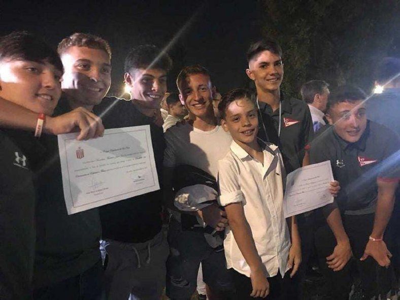 Franco Zapiola junto a hermanos Ascacíbar en su egreso