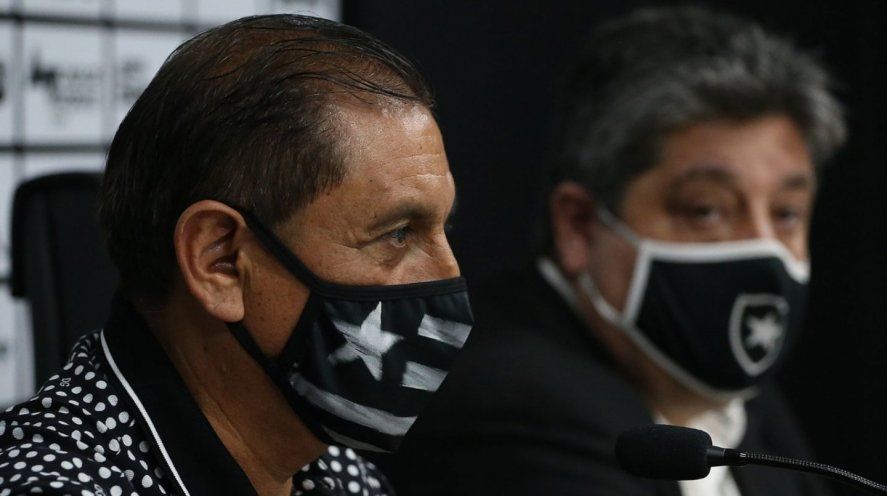 Ramón Díaz el día d esu presentación, una cirugía no le permite dirigir hasta diciembre y Botafogo lo dio de baja.