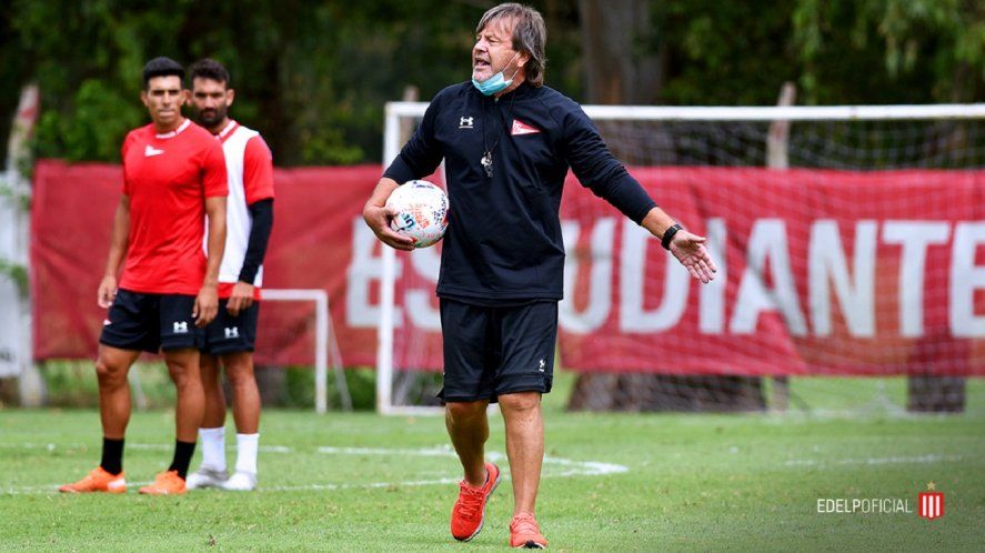 Ricardo Zielinski da órdenes en un entrenamiento de Estudiantes.
