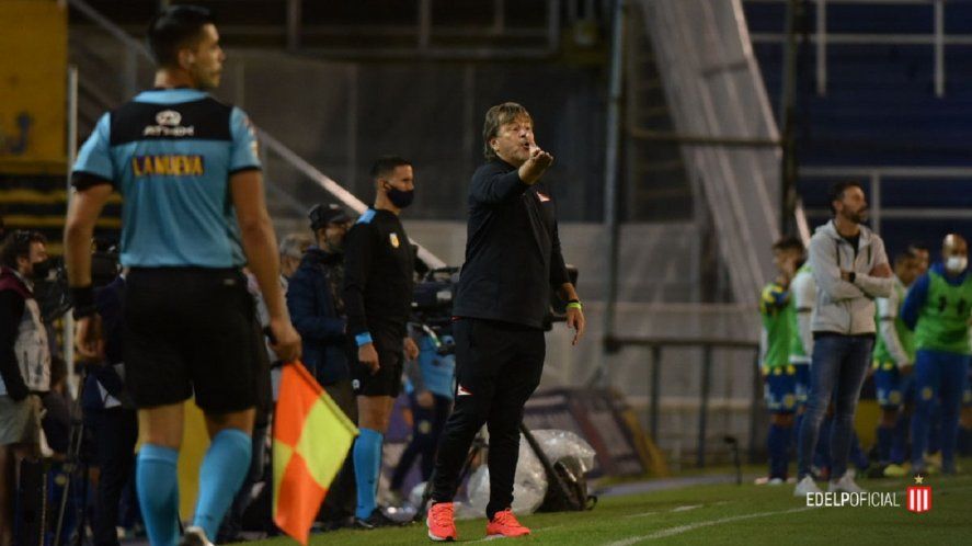 Ricardo Zielinski, entrenador de Estudiantes, en el Gigante de Arroyito