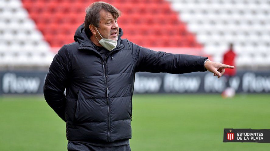 Ricardo Zielinski dirigiendo la práctica de fútbol de Estudiantes en UNO (Prensa EDLPI