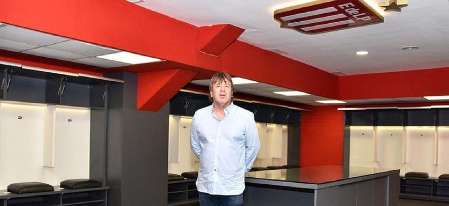Ricardo Zielinski, técnico de Estudiantes, en el estadio de UNO (prensa EDLP)