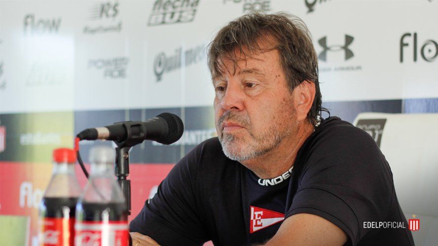 Ricardo Zielinski en conferencia de prensa en Estudiantes