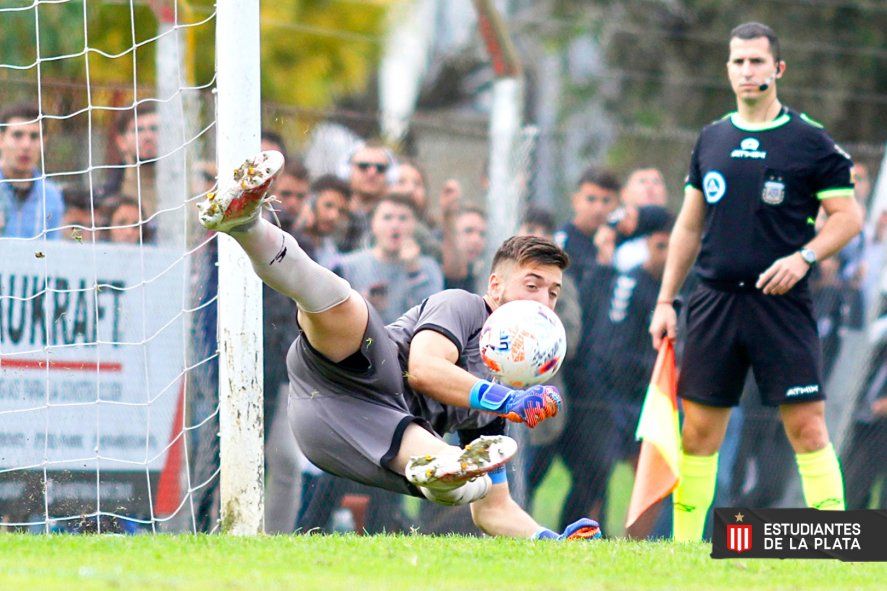 Juan Pablo Zozaya contiene uno de los remates que le permitieron a Estudiantes eliminar a Gimnasia en Reserva (Foto: Prensa EDLP).