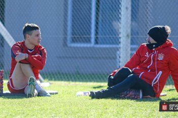 Fernando Zuqui junto a Eduardo Domínguez, en el entrenamiento de Estudiantes (FOTO: Prensa EDLP)