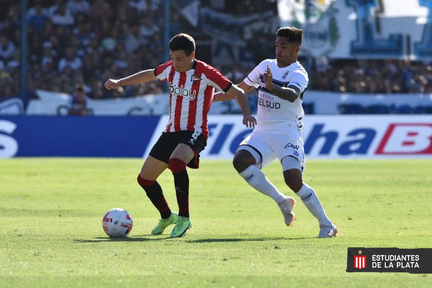 Fernando Zuqui disputa por la pelota en el clásico Platense