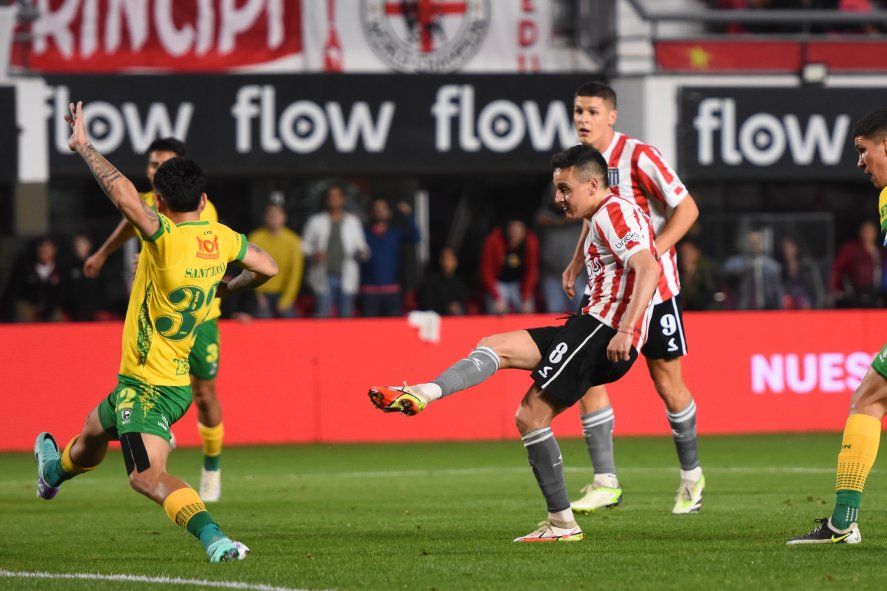 Fernando Zuqui en la definición de su gol en Estudiantes ante Defensa y Justicia Fernando Zuqui en la definición de su gol en Estudiantes ante Defensa y Justicia