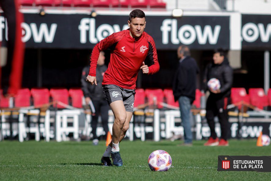 Fernando Zuqui en el entrenamiento de Estudiantes en el estadio UNO (Prensa EDLP)