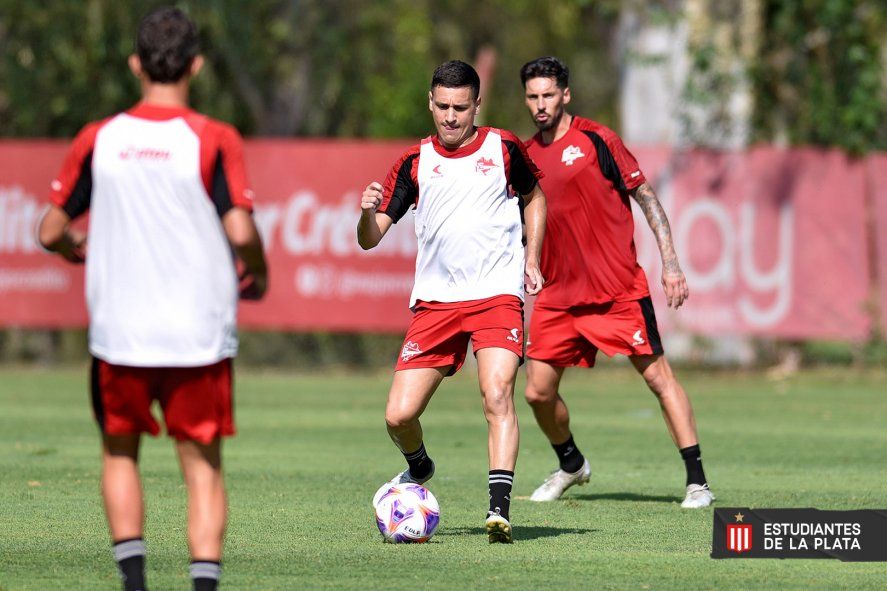 José Sosa y Fernando Zuqui, en el entrenamiento de Estudiantes con Eduardo Domínguez (Foto: Prensa EDLP)