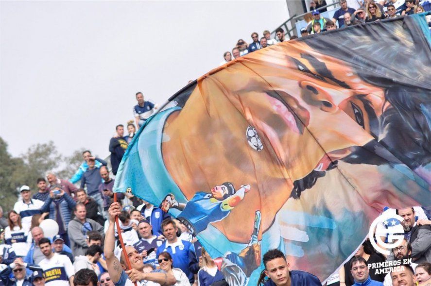 La gente del Lobo vivió una fiesta en la llegada de Maradona.