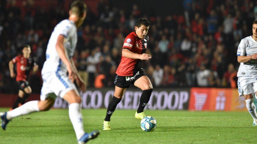 El Pulga Rodríguez, en pleno ataque por ahora lejos de Gimnasia.