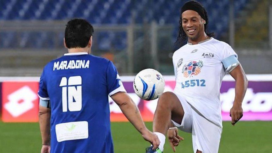 Ronaldinho y Maradona haciendo jueguitos, una imagen que se hace esperar.