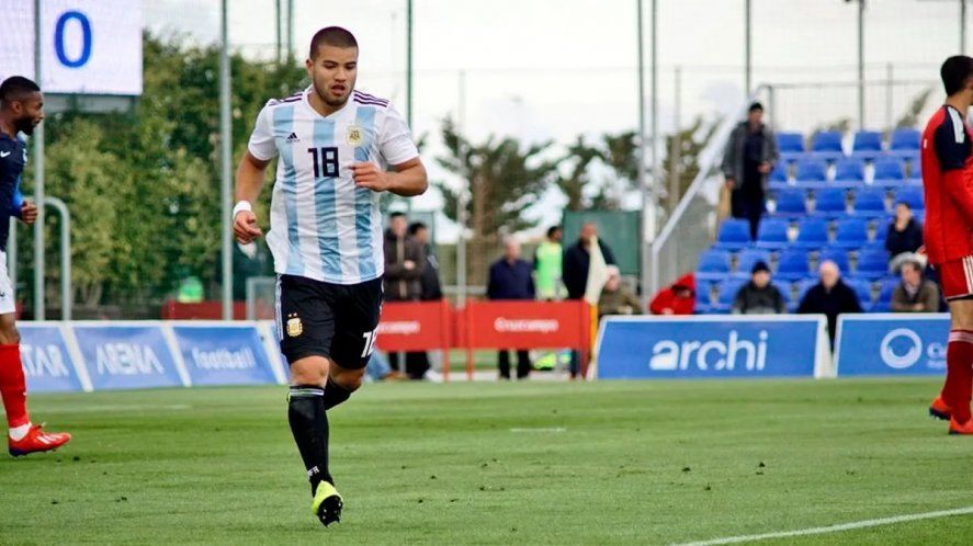 El nuevo refuerzo de Gimnasia con la camiseta de la Selección Argentina.