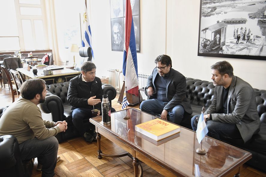 Axel Kicillof fue recibido por Mauricio Zunino en la intendencia de Montevideo. Axel Kicillof fue recibido por Mauricio Zunino en la intendencia de Montevideo.