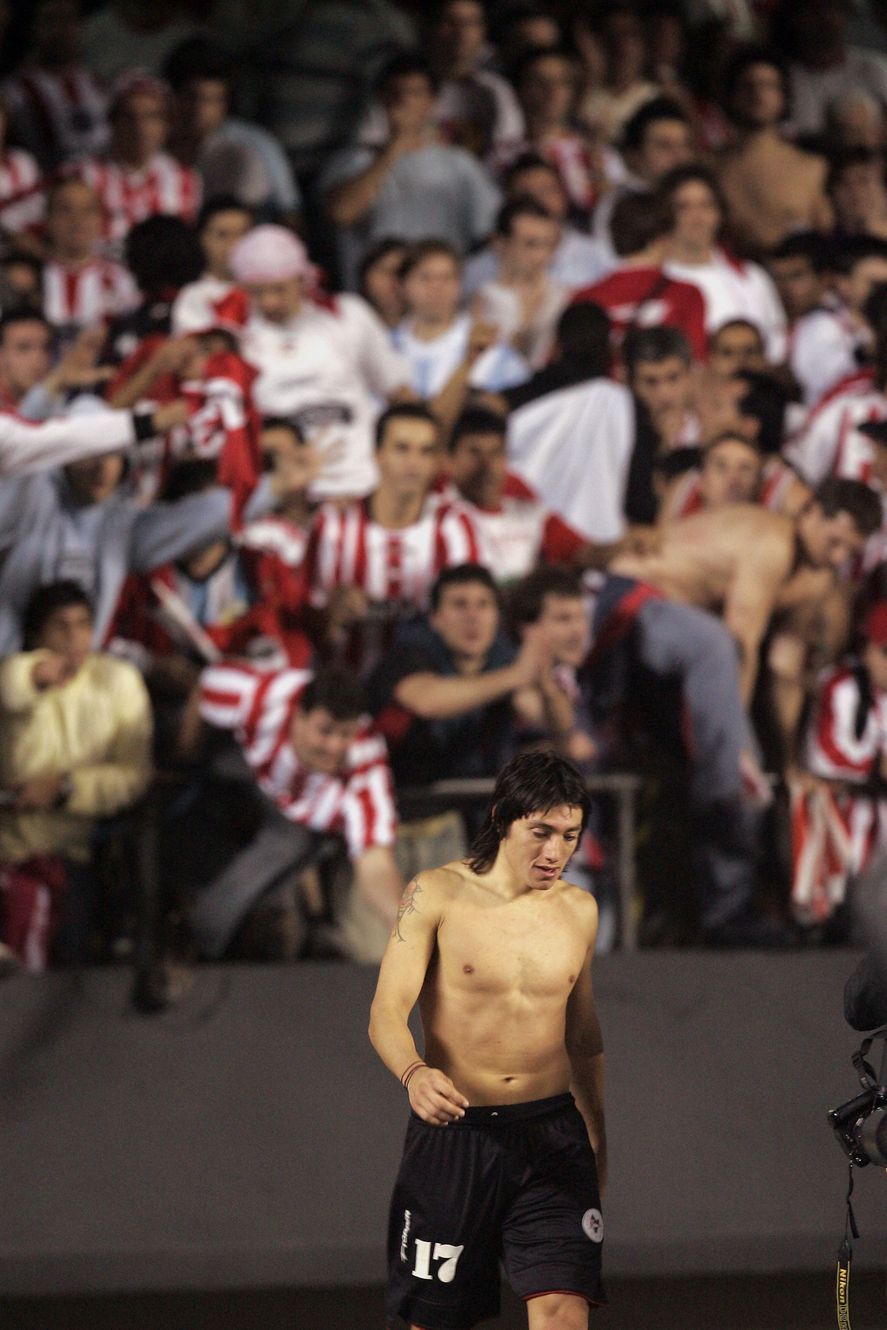 Lugüercio le tira su camiseta a la gente de Estudiantes, que copó el Morumbí.