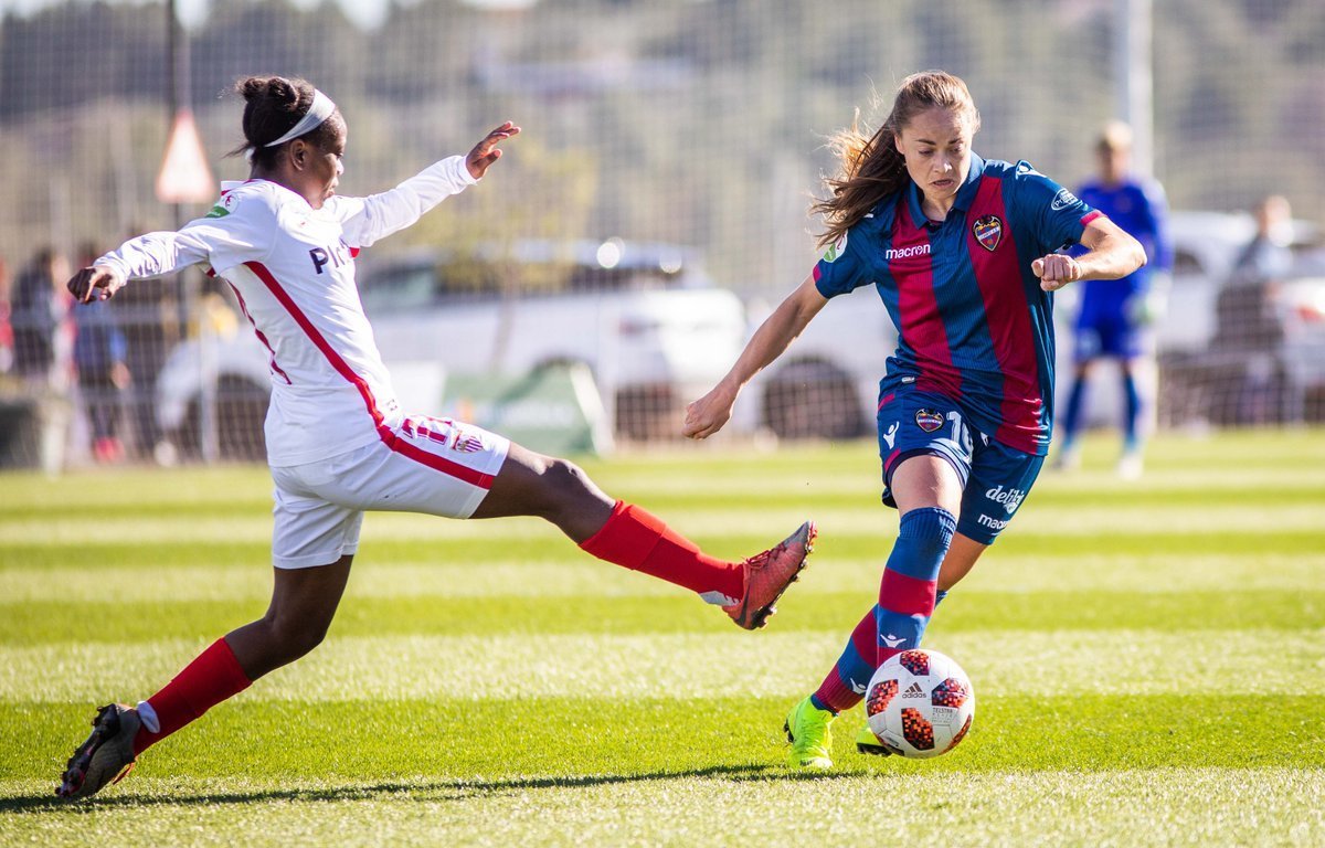 EstefanÃa Banini durante un partido con el Levante.