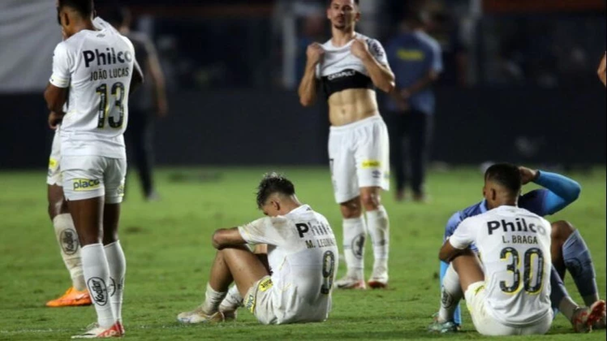 Descenso consumado: Santos abandonó la mesa de privilegiados del continente. Descenso consumado: Santos abandonó la mesa de privilegiados del continente.