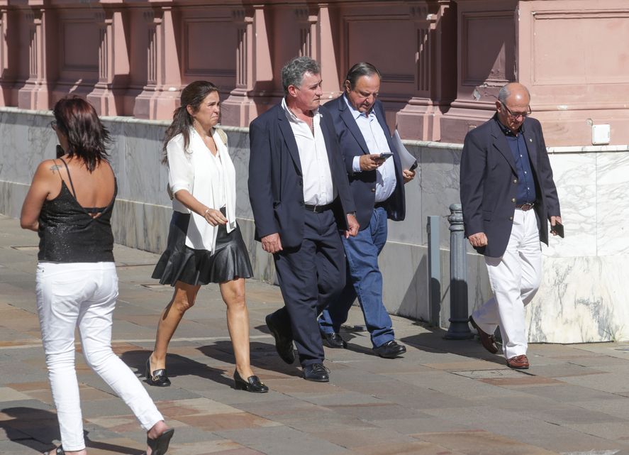 Representantes de la mesa de enlace de entidades agropecuarias se reunieron con Luis Caputo en Casa Rosada para hablar sobre la ley ómnibus.