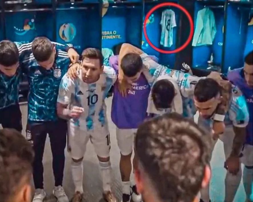 La camiseta colgada en el vestuario previo a la Final de 2021.