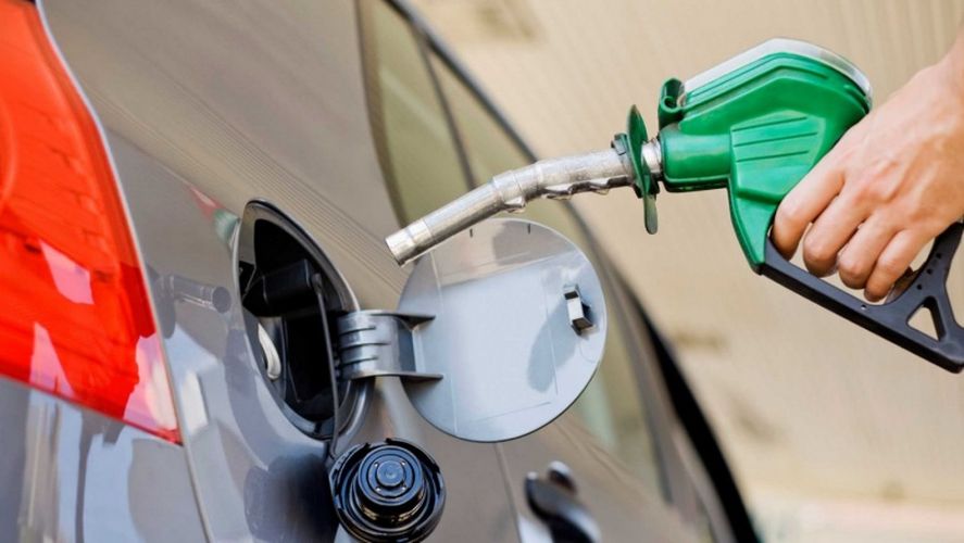 Javier Milei decidió actualizar los impuestos de los combustibles y generó un aumento de precios.