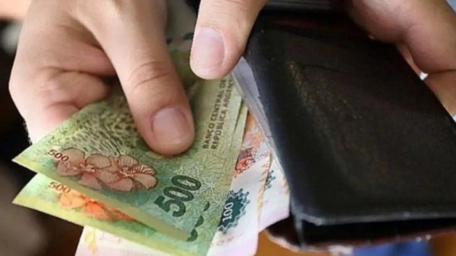 No hubo acuerdo entre los gremios y los empresarios: el Gobierno fijará el salario mínimo por decreto. No hubo acuerdo entre los gremios y los empresarios: el Gobierno fijará el salario mínimo por decreto.