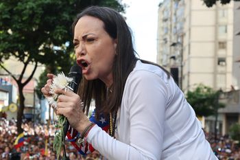 detienen en venezuela a maria corina machado al salir de una marcha opositora