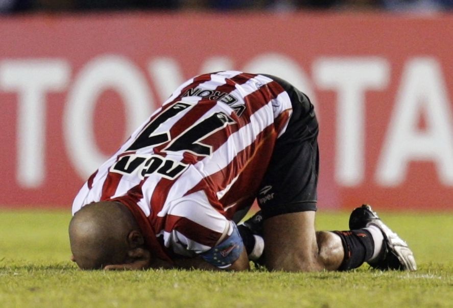 El momento del final del partido, reflejado en la emoción de Verón.
