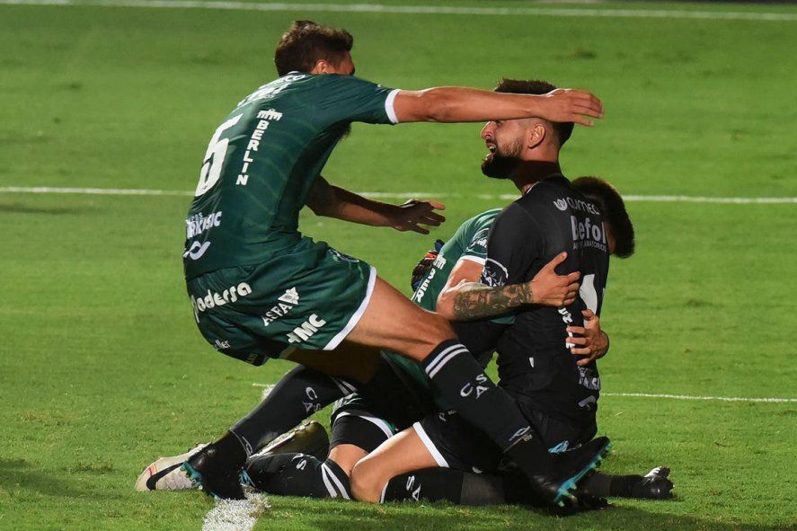 Todos los abrazos para Vicentini, el aquero que se ganó el corazón de los hinchas de Sarmiento.