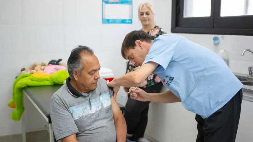 En los grupos de mayor riesgo y brinda protección en los meses de mayor circulación del virus En los grupos de mayor riesgo y brinda protección en los meses de mayor circulación del virus