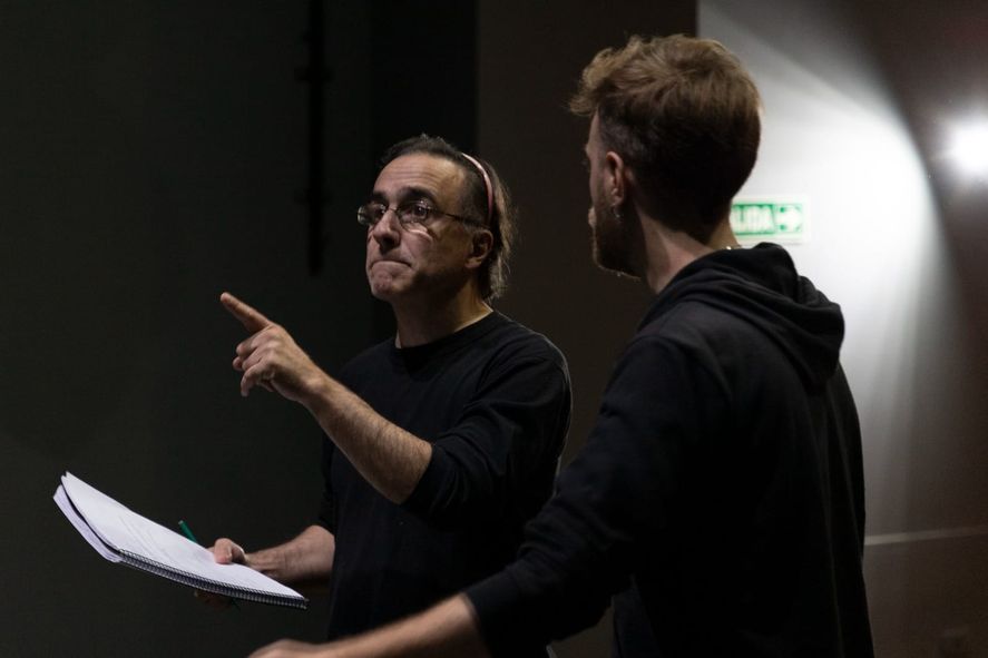 La obra, es una versión moderna y audaz de Luis Longhi quien además es su Director General