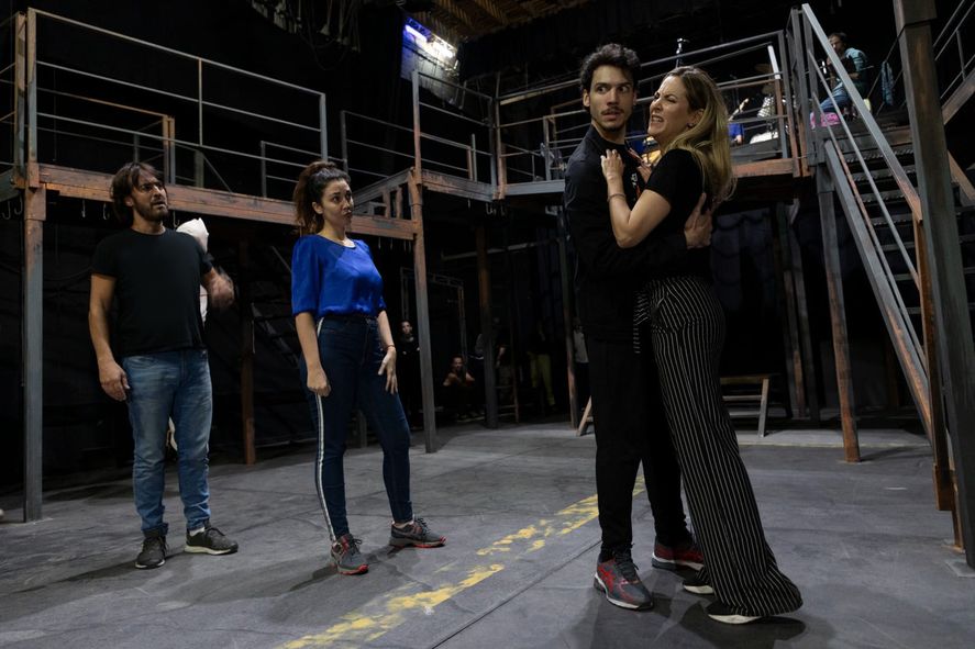 Pasión y dedicación en los ensayos. El numeroso elenco ultima detalles para el estreno del sábado 11