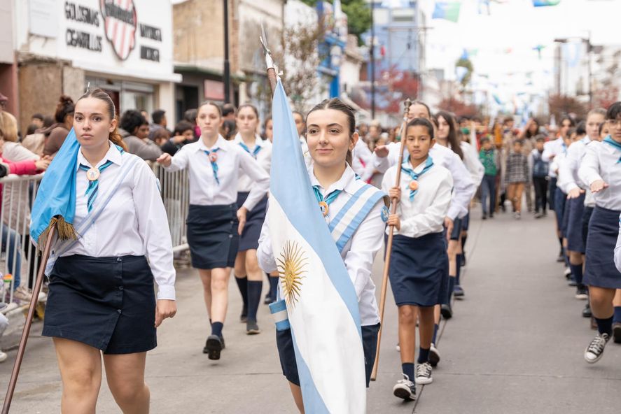 Representantes de diferentes instituciones desfilaron por las calles del centro de Ensenada Representantes de diferentes instituciones desfilaron por las calles del centro de Ensenada