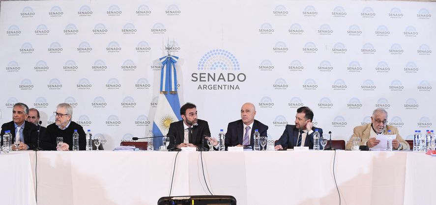 La nueva ley ómnibus y la reforma fiscal siguen trabadas en el plenario de comisiones del Senado.