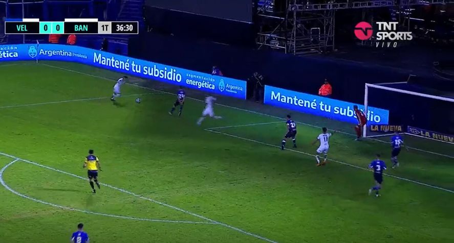 Penumbras en la cancha de Vélez: la presencia del escenario desató la furia de la LPF.