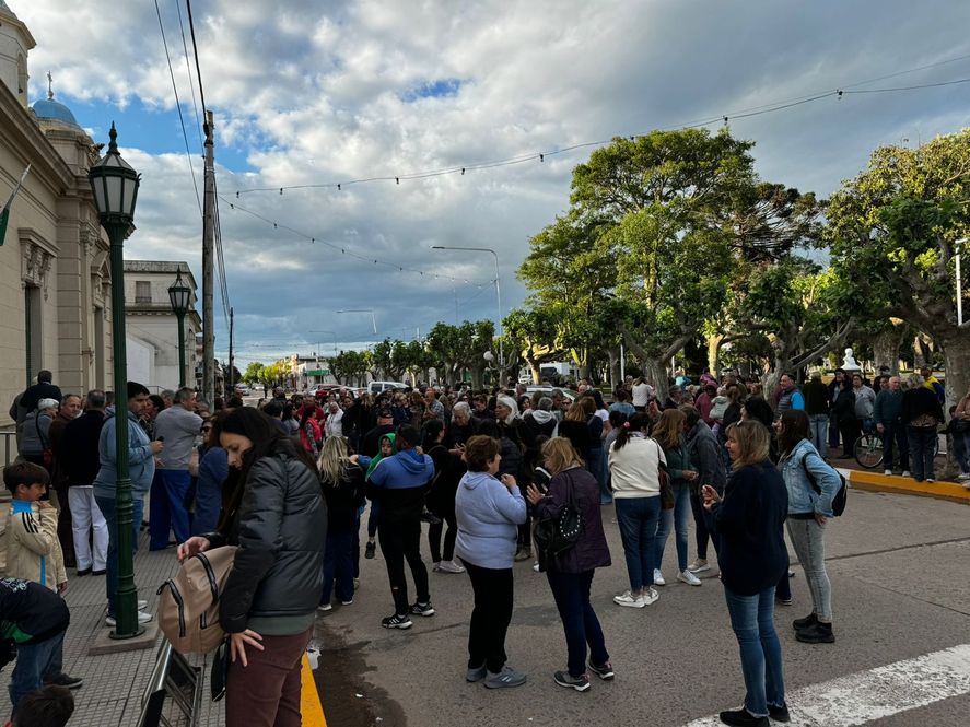La manifestación en las puertas de la municipalidad de Navarro. Gentileza de ElNavarrero.com