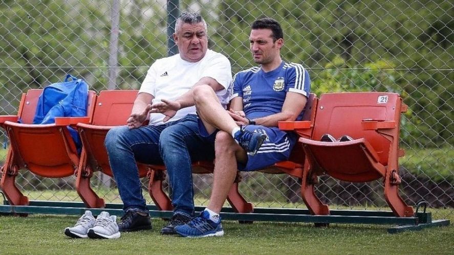 Tapia y Scaloni, en una charla en Ezeiza.