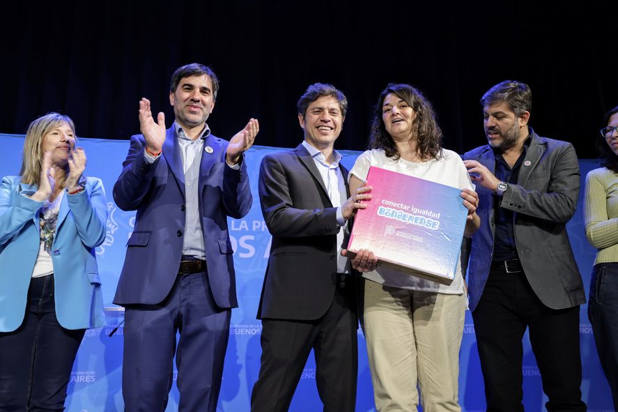 Axel Kicillof junto a Francisco Echarren durante su visita a Castelli