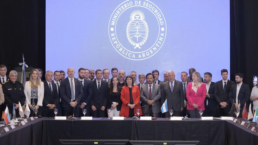 Patricia Bullrich llevó el comando antibloqueos al tercer encuentro del Consejo Federal de Seguridad Interior. Patricia Bullrich llevó el comando antibloqueos al tercer encuentro del Consejo Federal de Seguridad Interior.
