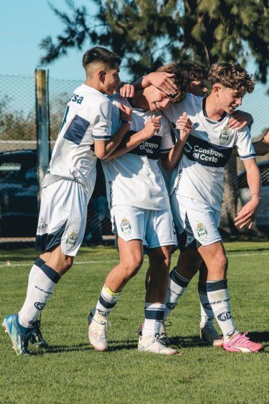 La novena de Gimnasia le ganó a Ind Rivadavia con un gol de rabona de Gianluca Casco. Foto (cgejuveniles) La novena de Gimnasia le ganó a Ind Rivadavia con un gol de rabona de Gianluca Casco. Foto (cgejuveniles)