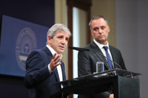 “Vamos a vender hasta el último dólar”: en medio de la corrida, Luis Caputo ratificó el programa económico