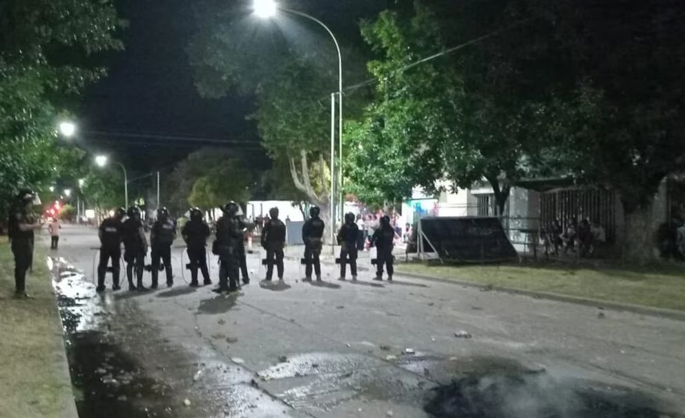 En Saladillo hubo una pueblada con enfrentamiento con policías