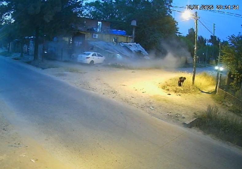 Con un auto robado chocaron y destruyeron un garaje en Virrey del Pino