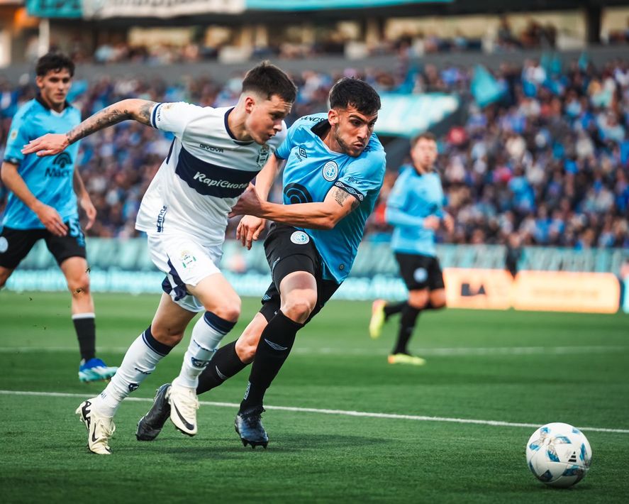 Abaldo desborda en el partido contra Belgrano.