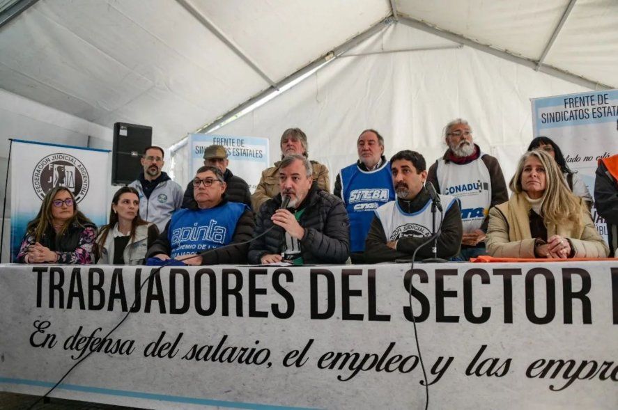 Los gremios de trabajadores estatales preparan protestas para rechazar una nueva ola de despidos en el Estado. Los gremios de trabajadores estatales preparan protestas para rechazar una nueva ola de despidos en el Estado.
